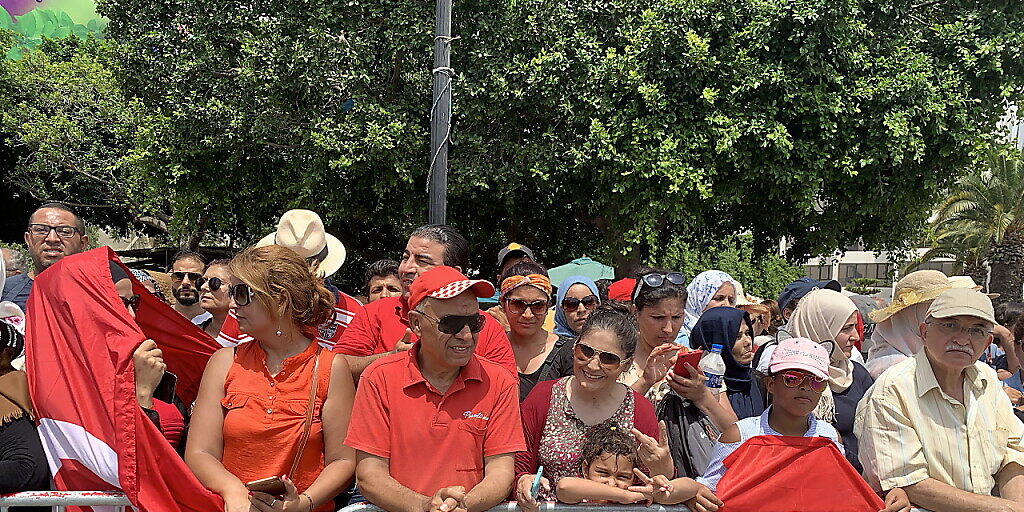 Tausende Tunesierinnen und Tunesier säumten die 20 Kilometer lange Strasse zwischen dem Präsidentenpalast im Vorort Karthago und dem Friedhof Djellaz im Süden von Tunis, um Abschied vom verstorbenen Staatschef Béji Caïd Essebsi zu nehmen.
