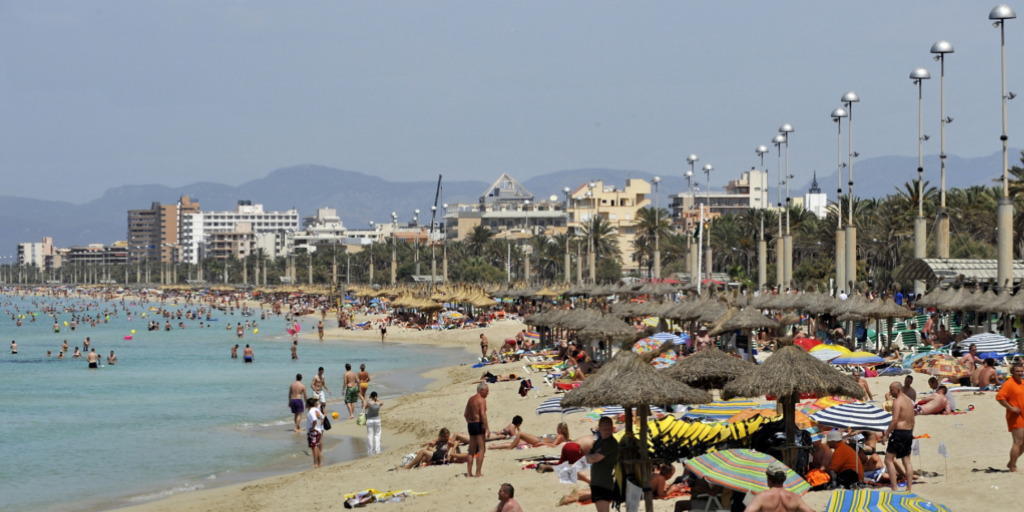 Touristen an einem Strand in Mallorca: Künftig müssen sie eine Touristensteuer bezahlen. (Archiv)
