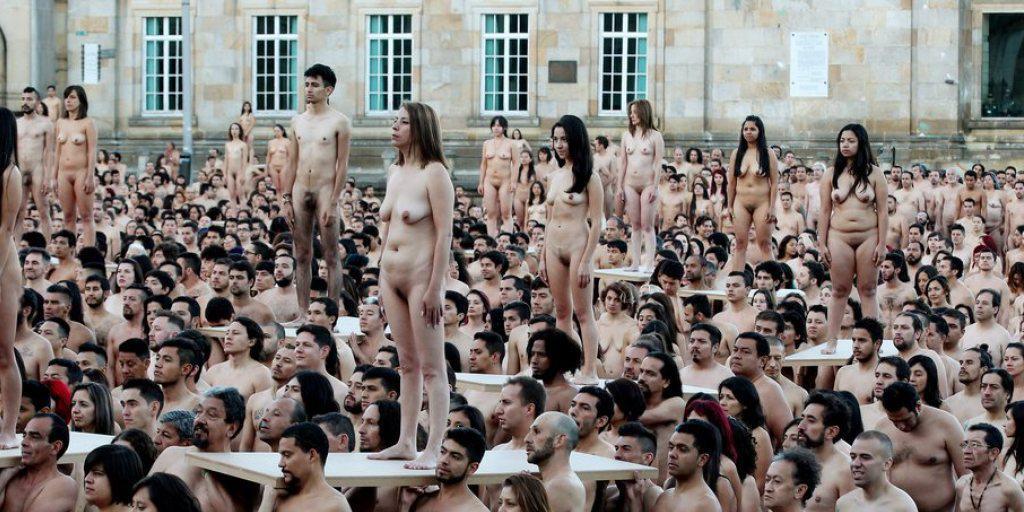 Am 5. Juni 2016 nahmen in der kolumbianische Hauptstadt Bogota Tausende von Menschen an einer Kunstaktion des US-amerikanischen Fotografen Spencer Tunick teil (Archiv) Am 5. Juni 2016 nahmen in der kolumbianische Hauptstadt Bogota Tausende von Menschen an einer Kunstaktion des US-amerikanischen Fotografen Spencer Tunick teil (Archiv)