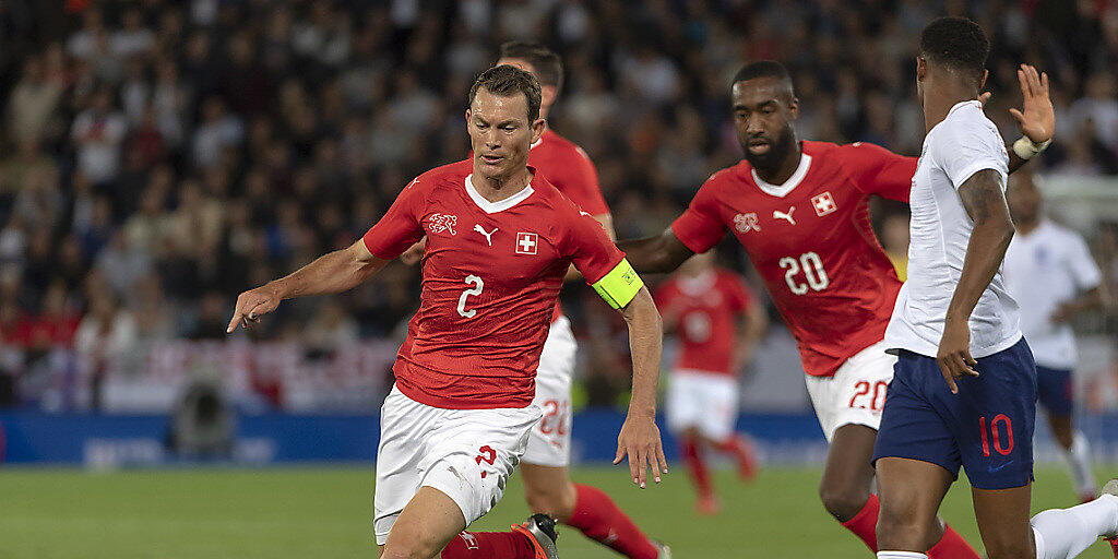 Stephan Lichtsteiner, hier mit Johan Djourou in einem Match gegen England