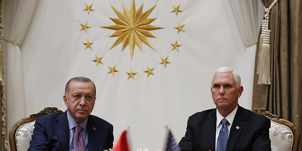 US-Vize-Präsident Mike Pence hat sich nach eigenen Angaben mit dem türkischen Präsidenten Recep Tayyip Erdogan auf eine Waffenruhe für den Nordosten Syriens verständigt.