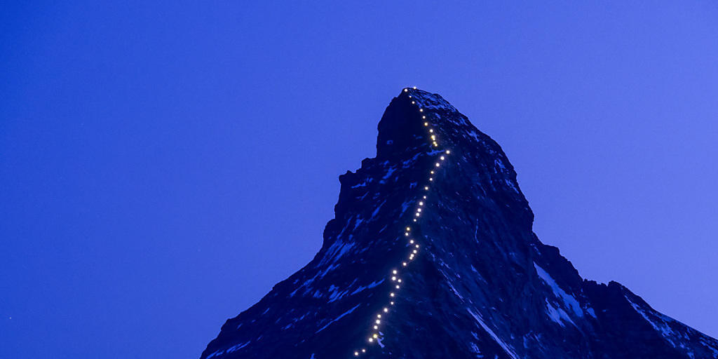 Dank eines technischen Fehlers schon diese Woche zu sehen: Die 50 Lampen, welche die Route der Erstbesteiger nachzeichnen.