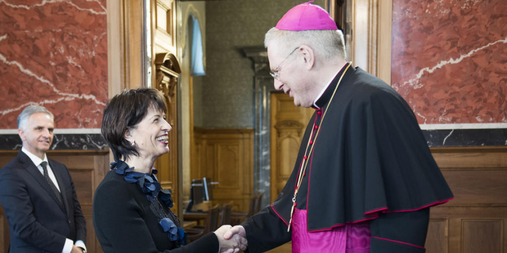 Bundespräsidentin Doris Leuthard begrüsst den Päpstlichen Nuntius Thomas Edward Gullickson, an der Seite von Bundesrat Didier Burkhalter, beim traditionellen Neujahrsempfang am Mittwoch in Bern.