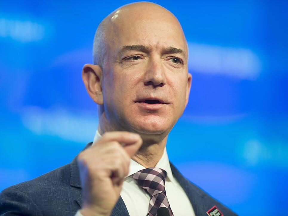 Amazon-Chef Jeff Bezos (Bild) hat dem Microsoft-Gründer Bill Gates den Rang als reichster Mensch der Welt abgelaufen. (Archivbild)