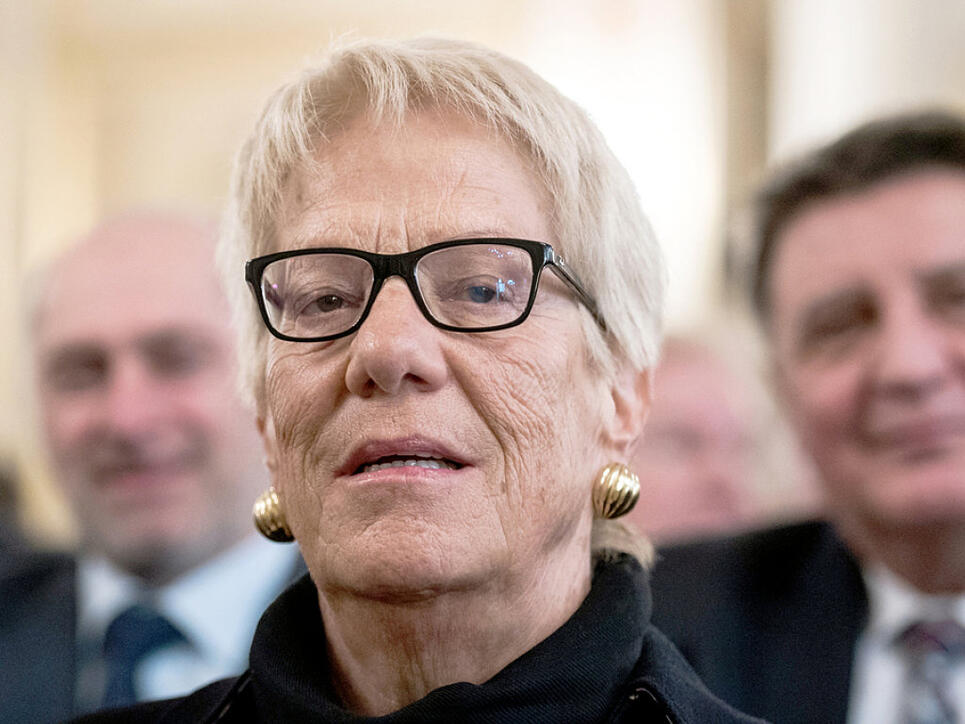 Carla Del Ponte, ehemalige Uno-Chefanklägerin, sitzt vor der Preisverleihung in Wiesbaden im Publikum.
