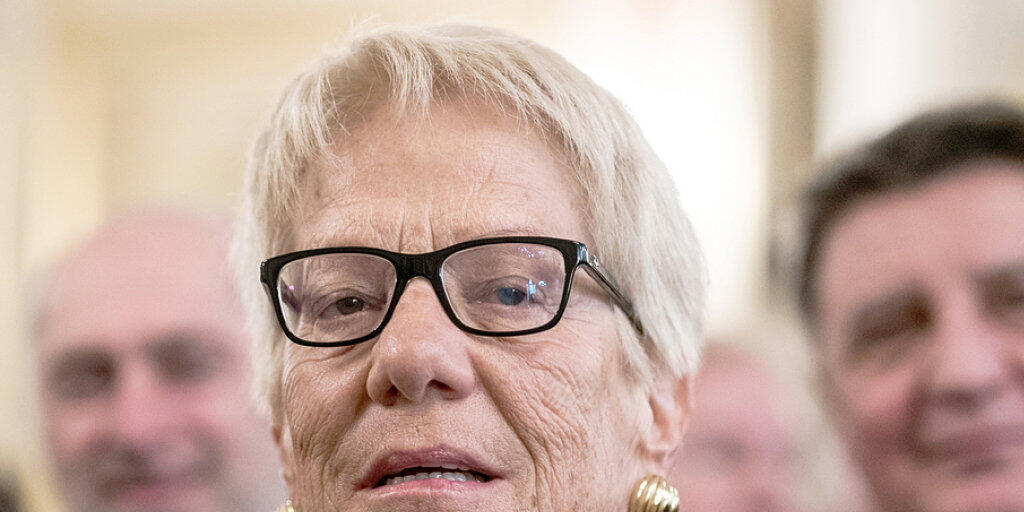 Carla Del Ponte, ehemalige Uno-Chefanklägerin, sitzt vor der Preisverleihung in Wiesbaden im Publikum.