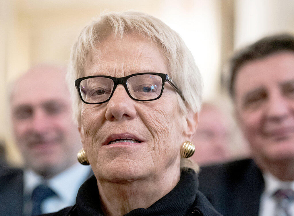 Carla Del Ponte, ehemalige Uno-Chefanklägerin, sitzt vor der Preisverleihung in Wiesbaden im Publikum.
