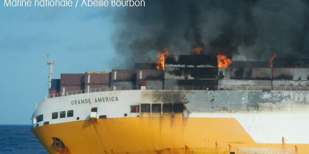Das gesunkene Schiff "Grande America" hatte Gefahrengut und Öl geladen. EPA/ABEILLE BOURBON / MARINE NATIONALE / HANDOUT HANDOUT EDITORIAL USE ONLY/NO SALES