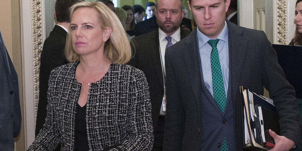 ARCHIV - Kirstjen Nielsen, damalige US-Ministerin für Heimatschutz und Miles Taylor, damaliger Stabschef aus dem Ministerium für Heimatschutz. Nach gut zwei Jahren gab sich Taylor als Autor eines kritischen Insider-Artikels über das Weiße Haus von Trump zu erkennen. Foto: Alex Brandon/AP/dpa