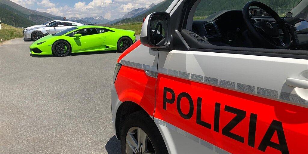 Im Oberengadin hat die Bündner Kantonspolizei vier Finnen und einen Schweizer erwischt, die mit massiv zu schnell unterwegs waren.