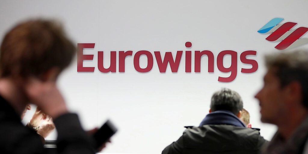 Passagiere an einem Schalter der Billigfluglinie Eurowings am Flughafen Köln-Bonn. (Archivbild)
