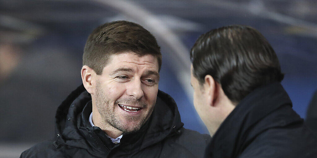 Steven Gerrard, der Trainer der Glasgow Rangers, am Donnerstagabend im Gespräch mit YB-Trainer Gerardo Seoane Steven Gerrard, der Trainer der Glasgow Rangers, am Donnerstagabend im Gespräch mit YB-Trainer Gerardo Seoane