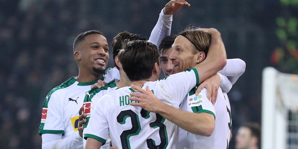 Michael Lang (rechts) lässt sich nach seinem ersten Tor in der Bundesliga feiern