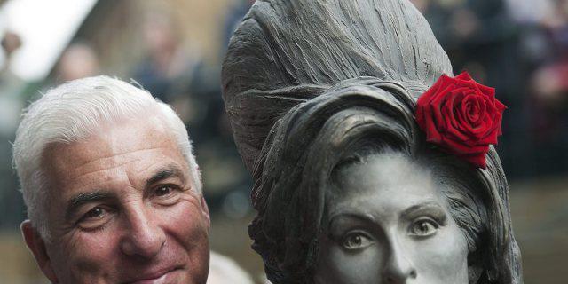 Veter Mitch Winehouse mit der Statue von Tochter Amy in London