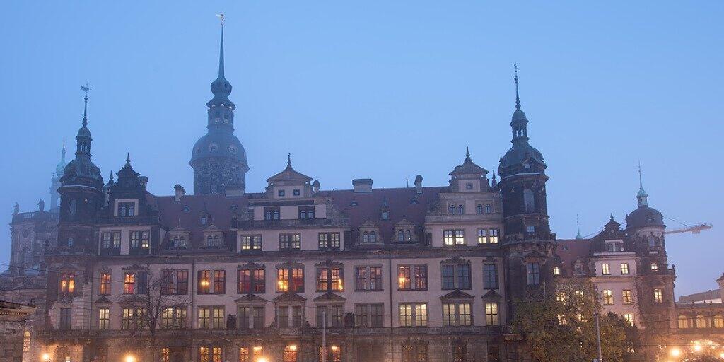 Das Residenzschloss mit dem Grünen Gewölbe ist für Besucherinnen und Besucher wieder offen. In der Schatzkammer Grünes Gewölbe hingegen sind noch Reparaturarbeiten nötig. (Archivbild)