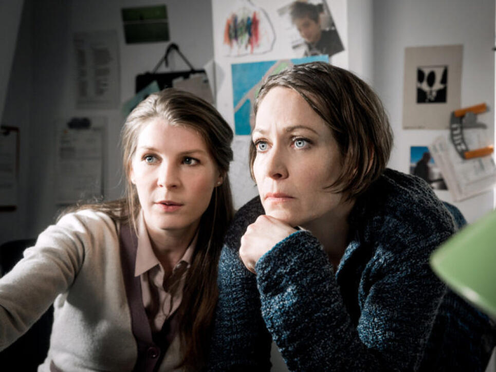 Stephanie Japp (r) spielt in "Private Banking" die Hauptrolle einer Bankerin und Anna Schinz (l) eine Nebenrolle als Compliance-Officer. Beide Schauspielerinnen werden für ihre Leistung in dem TV-Zweiteiler mit einem Schweizer Fernsehfilmpreis geehrt. (Bild SRF)