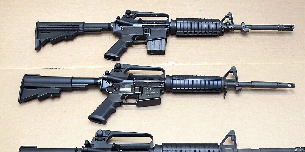 Der US-Waffenhersteller Colt will vorerst keine Sportgewehre mehr produzieren. Darunter ist auch das halbautomatische AR-15-Gewehr für den zivilen Gebrauch, das oft bei Massakern verwendet wird. (Archiv)