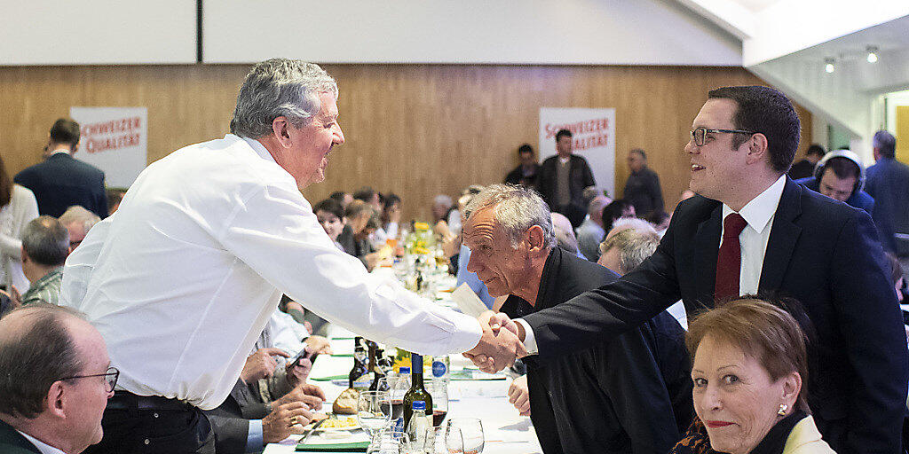 Der neue Präsident der SVP des Kantons Zürich, Patrick Walder, rechts, an der Delegiertenversammlung in Zürich-Oerlikon.