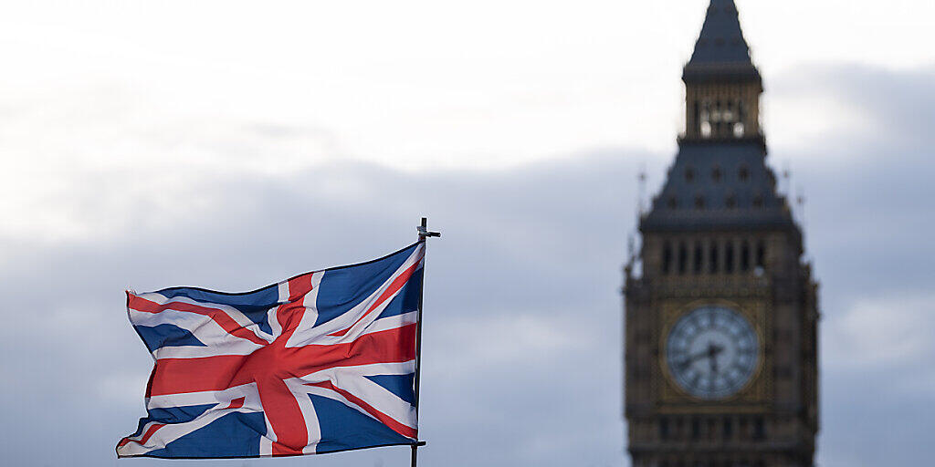 ARCHIV - Die Flagge vom Vereinigtem Königreich (Union Jack) weht im Wind. Im Hintergrund ist der Uhrturm Elizabeth Tower mit dem Big Ben zu sehen. Foto: Monika Skolimowska/dpa-Zentralbild/dpa