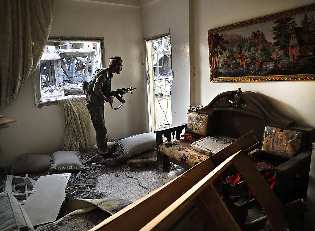 Ein Kämpfer des SDF bringt sich in einer zerstörten Wohnung an der Frontlinie in der umkämpfen Stadt al-Rakka in Stellung gegen die Kämpfer des IS. (Archivbild) Ein Kämpfer des SDF bringt sich in einer zerstörten Wohnung an der Frontlinie in der umkämpfen Stadt al-Rakka in Stellung gegen die Kämpfer des IS. (Archivbild)