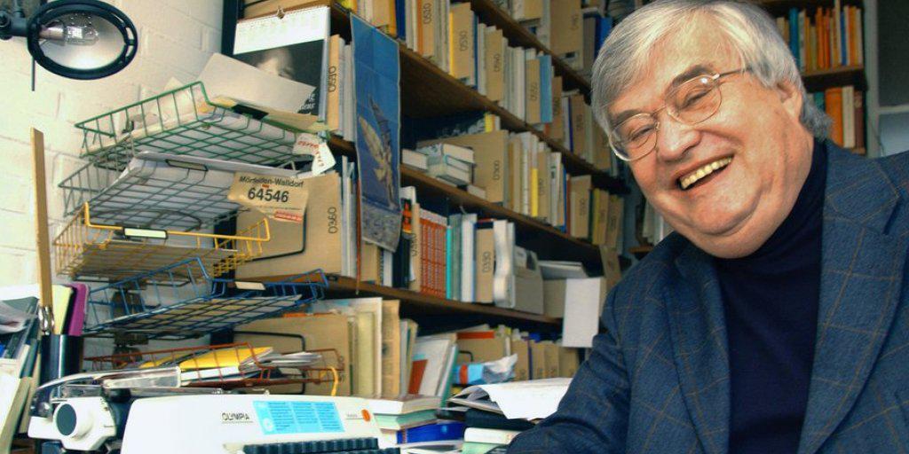 Peter Härtling sitzt am 6. Februar 2003 in seinem Büro im hessischen Walldorf. Am 10. Juli 2017 ist der deutsche Schriftsteller im Alter von 83 Jahren gestorben. (Archiv) Peter Härtling sitzt am 6. Februar 2003 in seinem Büro im hessischen Walldorf. Am 10. Juli 2017 ist der deutsche Schriftsteller im Alter von 83 Jahren gestorben. (Archiv)