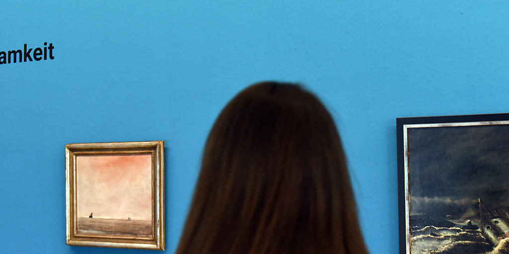 Eine Frau steht im Kunstmuseum in Solingen vor den Bildern "Gestrandetes Schiff" (1927, l) und "Rettungsboot" (1927) von Joachim Ringelnatz. Im Gegensatz zu seinen Gedichten sind seine Bilder düster und schwer.