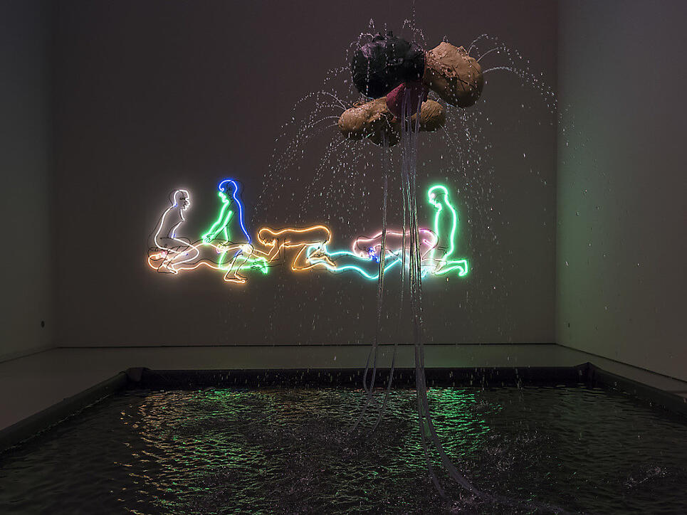 "Seven Figures" (1985 - Hintergrund) und "Three Heads Fountain" (2005 - vorne) von Bruce Nauman in einer grossen Retrospektive im Schaulager in Münchenstein BL bei Basel. Die Ausstellung wurde von der Laurenz-Stiftung des Schaulagers und dem Museum of Modern Art, New York, organisiert.