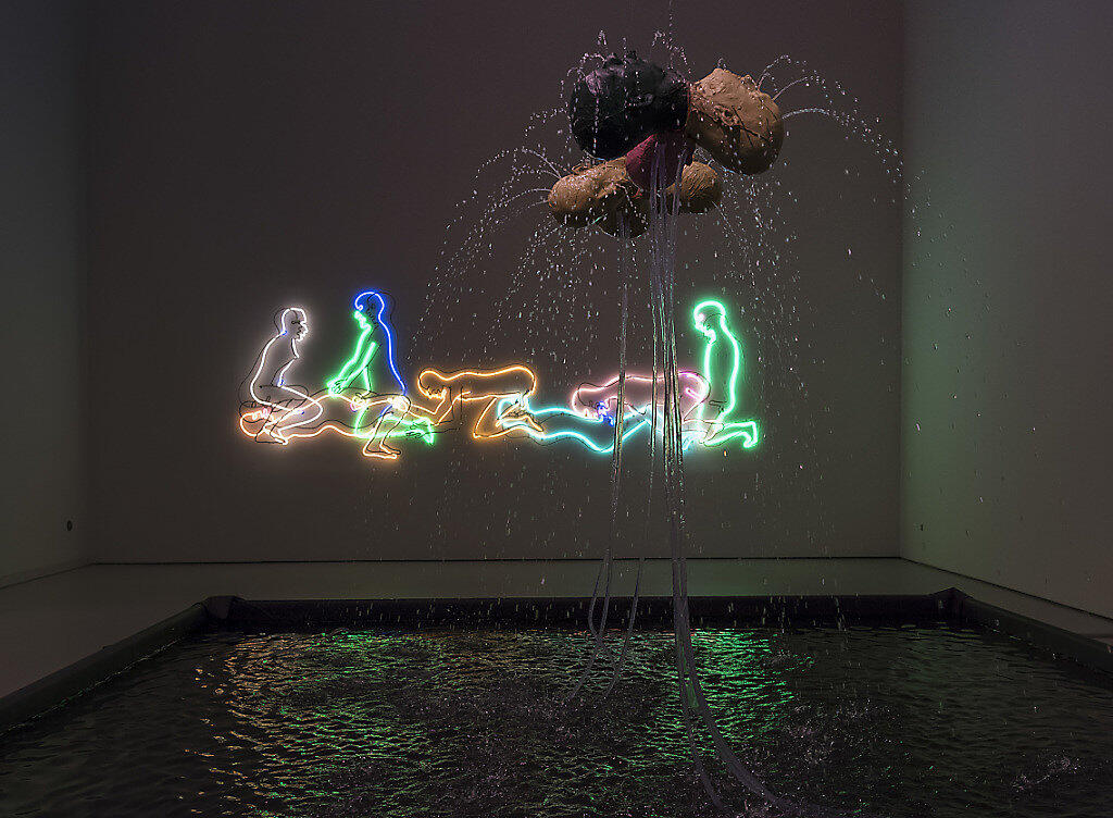 "Seven Figures" (1985 - Hintergrund) und "Three Heads Fountain" (2005 - vorne) von Bruce Nauman in einer grossen Retrospektive im Schaulager in Münchenstein BL bei Basel. Die Ausstellung wurde von der Laurenz-Stiftung des Schaulagers und dem Museum of Modern Art, New York, organisiert.