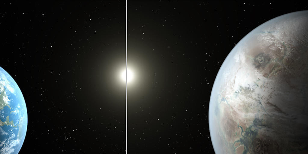 Die Erde (l) und der Exoplanet Kepler-452b im Vergleich - noch ist jedoch unbekannt, ob der neu entdeckte Planet Ozeane und Kontinente hat.
