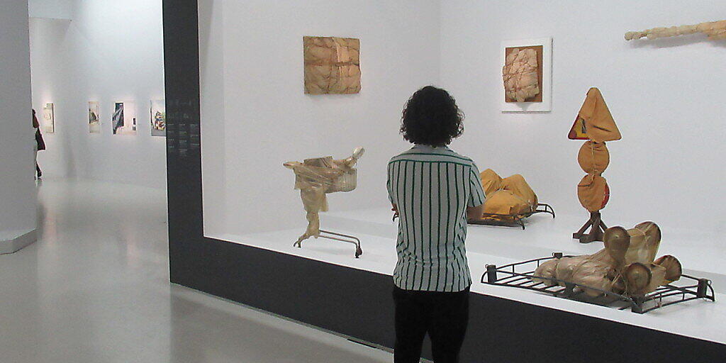 Eine Frau betrachtet Verpackungskunstwerke von Christo im Centre Pompidou in der Ausstellung «Christo und Jeanne-Claude - Paris!» Foto: Sabine Glaubitz/dpa - ACHTUNG: Nur zur redaktionellen Verwendung im Zusammenhang mit einer Berichterstattung über die Ausstellung und nur mit vollständiger Nennung des vorstehenden Credits