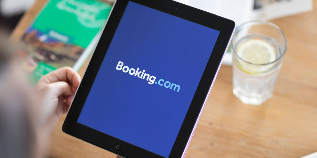 BILDSCHIRM, MONITOR, TABLET, MOBILGERAET, MOBILGERAETE, ONLINE-REISEBUERO, ONLINE, ONLINE REISEBUERO, ONLINE REISEAGENTUR, REISEAGENTUR, PLATTFORM, BUCHUNG, ONLINEBUCHUNG, FERIEN, FERIEN BUCHEN, WEBSEITE, ONLINE PLATTFORM,