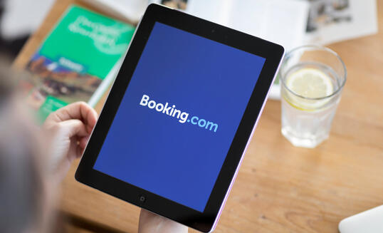 BILDSCHIRM, MONITOR, TABLET, MOBILGERAET, MOBILGERAETE, ONLINE-REISEBUERO, ONLINE, ONLINE REISEBUERO, ONLINE REISEAGENTUR, REISEAGENTUR, PLATTFORM, BUCHUNG, ONLINEBUCHUNG, FERIEN, FERIEN BUCHEN, WEBSEITE, ONLINE PLATTFORM,