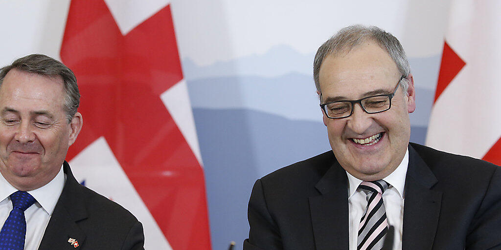 Die Schweiz und Grossbritannien bereiten sich auf die Zeit nach dem Brexit vor: Wirtschaftsminister Guy Parmelin und der britische Minister für internationalen Handel, Liam Fox, haben am Montag in Bern einen bilateralen Handelsvertrag unterzeichnet.