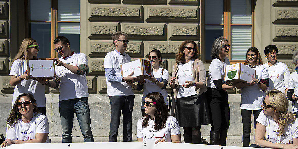Der Bundesrat unterstützt das Anliegen, bei der Organspende die Widerspruchslösung einzuführen. Er will dabei aber die Angehörigen einbeziehen. (Archivbild)
