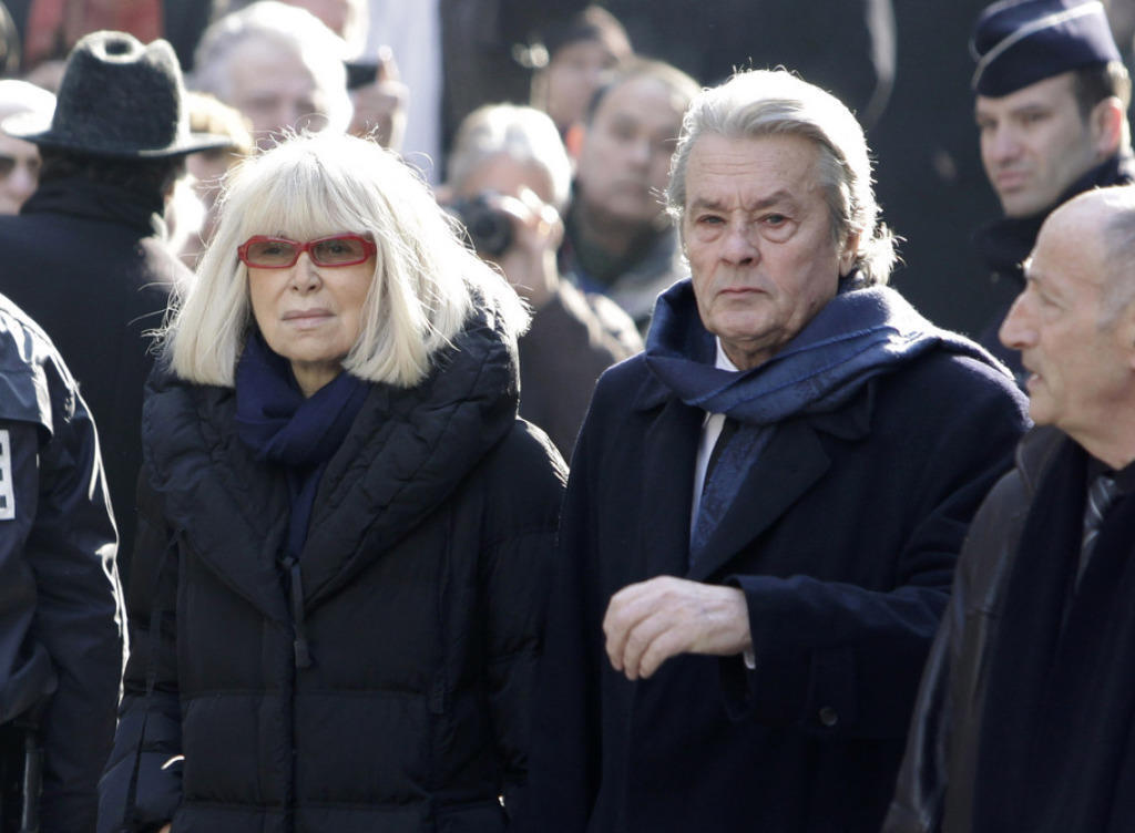 Die französische Schauspielerin Mireille Darc, hier 2011 an der Seite ihres langjährigen Lebensgefährten Alain Delon, ist Ende August 2017 im Alter von 79 Jahren gestorben. (Archiv) Die französische Schauspielerin Mireille Darc, hier 2011 an der Seite ihres langjährigen Lebensgefährten Alain Delon, ist Ende August 2017 im Alter von 79 Jahren gestorben. (Archiv)