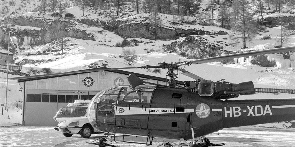 Seit 50 Jahren fliegt die Air Zermatt Rettungseinsätze, das Bild aus dem Archiv zeigt die Helikopter-Basis Zermatt im Januar 1971.
