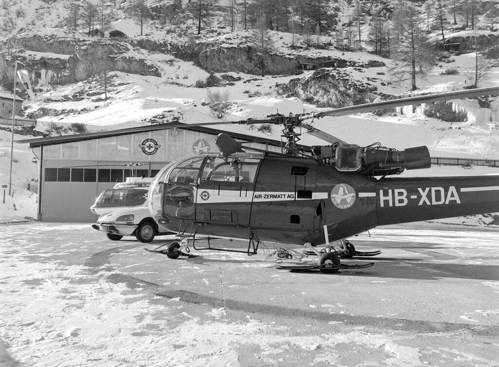 Seit 50 Jahren fliegt die Air Zermatt Rettungseinsätze, das Bild aus dem Archiv zeigt die Helikopter-Basis Zermatt im Januar 1971.