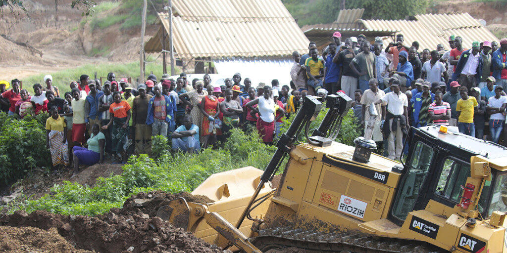 Mit schwerem Gerät wird nach der Flutkatastrophe in einer Goldmine in Simbabwe nach Opfern gesucht.