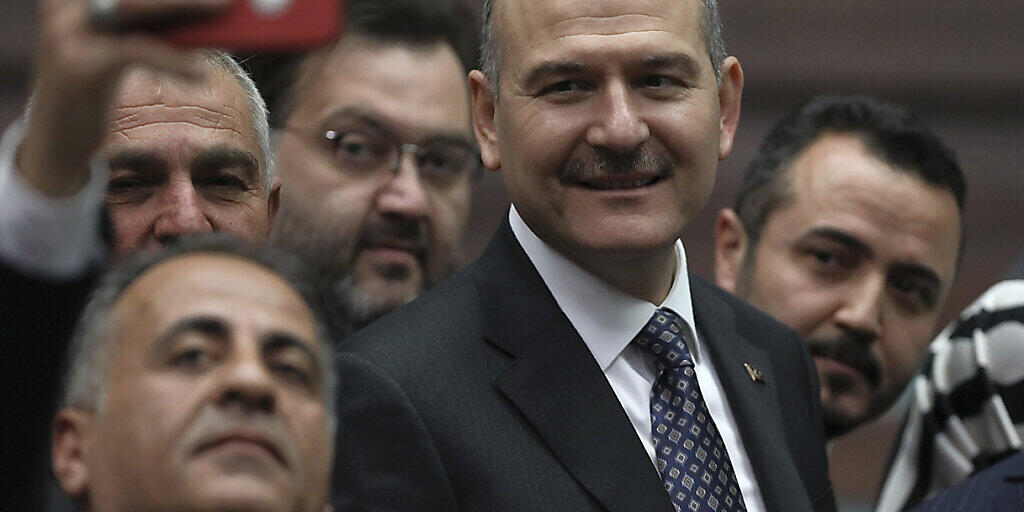 Der türkische Innenminister Suleyman Soylu (Bildmitte) hat seinen Rücktritt bekannt gegeben. Präsident Recep Tayyip Erdogan lehnte den Rücktritt kurz darauf ab. (Archivbild)