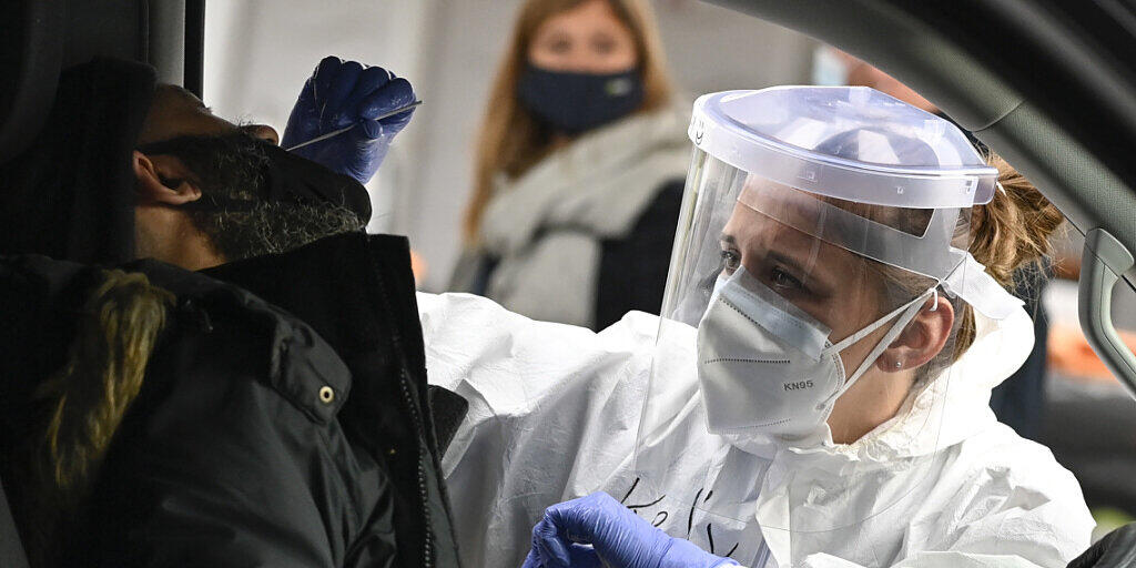 Eine Ärztin führt in der Testanlage auf dem Gelände von Spoor Oost einen Schnelltest zum Nachweis von Corona-Infektionen durch. In dem von Corona schwer getroffenen Belgien melden die Behörden eine leichte Entspannung in den Krankenhäusern. Foto: Dirk Waem/BELGA/dpa