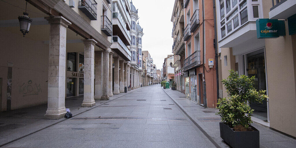 Die Calle Mayor in Palencia ist menschenleer. Wegen stark steigender Corona-Zahlen werden nach Madrid und neun Kommunen im Umland zwei weitere spanische Städte im Nordwesten des Landes weitgehend abgeriegelt. Betroffen ist die Provinzhauptstadt León mit 124 000 Einwohnern und die südöstlich gelegene Stadt Palencia mit 78 000 Einwohnern. Foto: Carlos Mateo/EUROPA PRESS/dpa Die Calle Mayor in Palencia ist menschenleer. Wegen stark steigender Corona-Zahlen werden nach Madrid und neun Kommunen im Umland zwei weitere spanische Städte im Nordwesten des Landes weitgehend abgeriegelt. Betroffen ist die Provinzhauptstadt León mit 124 000 Einwohnern und die südöstlich gelegene Stadt Palencia mit 78 000 Einwohnern. Foto: Carlos Mateo/EUROPA PRESS/dpa
