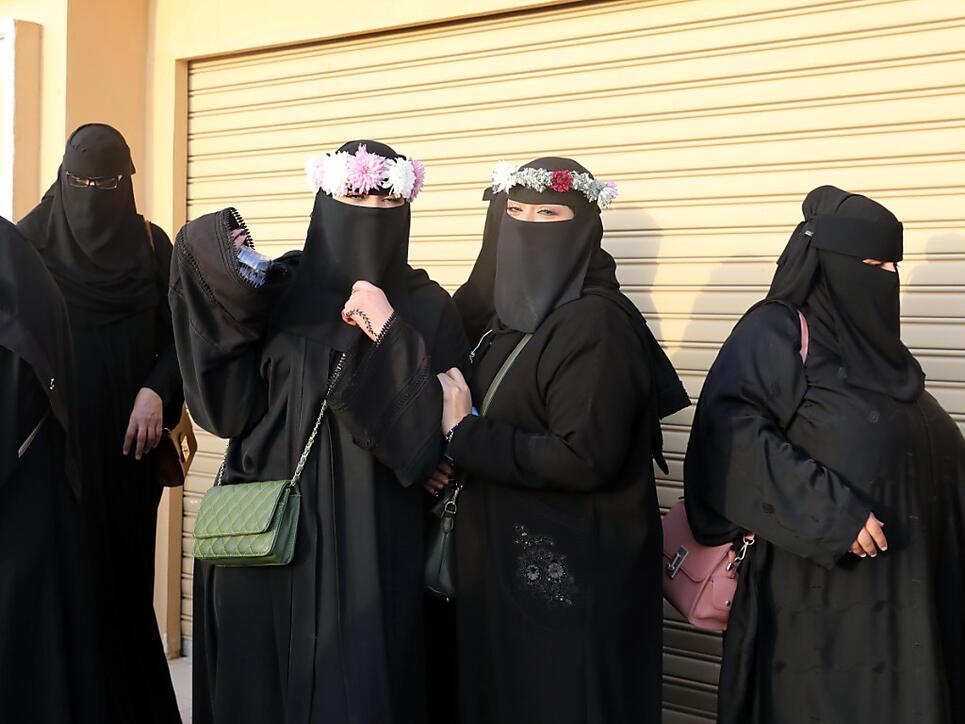 Saudi-arabische Frauen sollen laut Kronprinz Mohammed bin Salman wählen dürfen, welche "dezente und respektvolle Kleidung" sie tragen wollen.