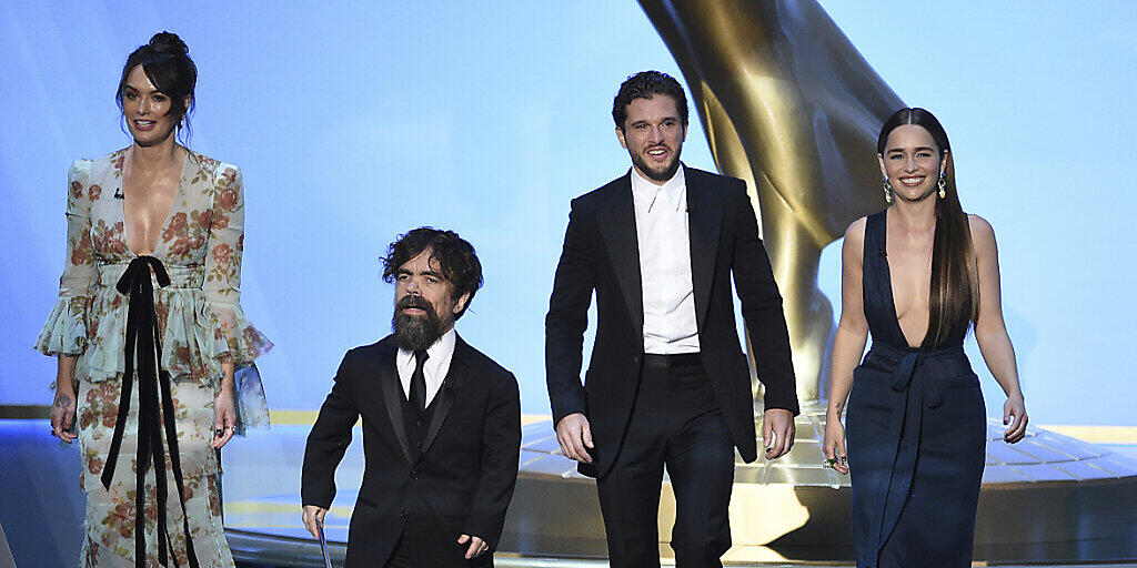 Die Schauspieler Lena Headey, Peter Dinklage, Kit Harington und Emilia Clarke der US-Fantasyserie "Game of Thrones" während der Emmy-Gala auf der Bühne in Los Angeles. Die Schauspieler Lena Headey, Peter Dinklage, Kit Harington und Emilia Clarke der US-Fantasyserie "Game of Thrones" während der Emmy-Gala auf der Bühne in Los Angeles.