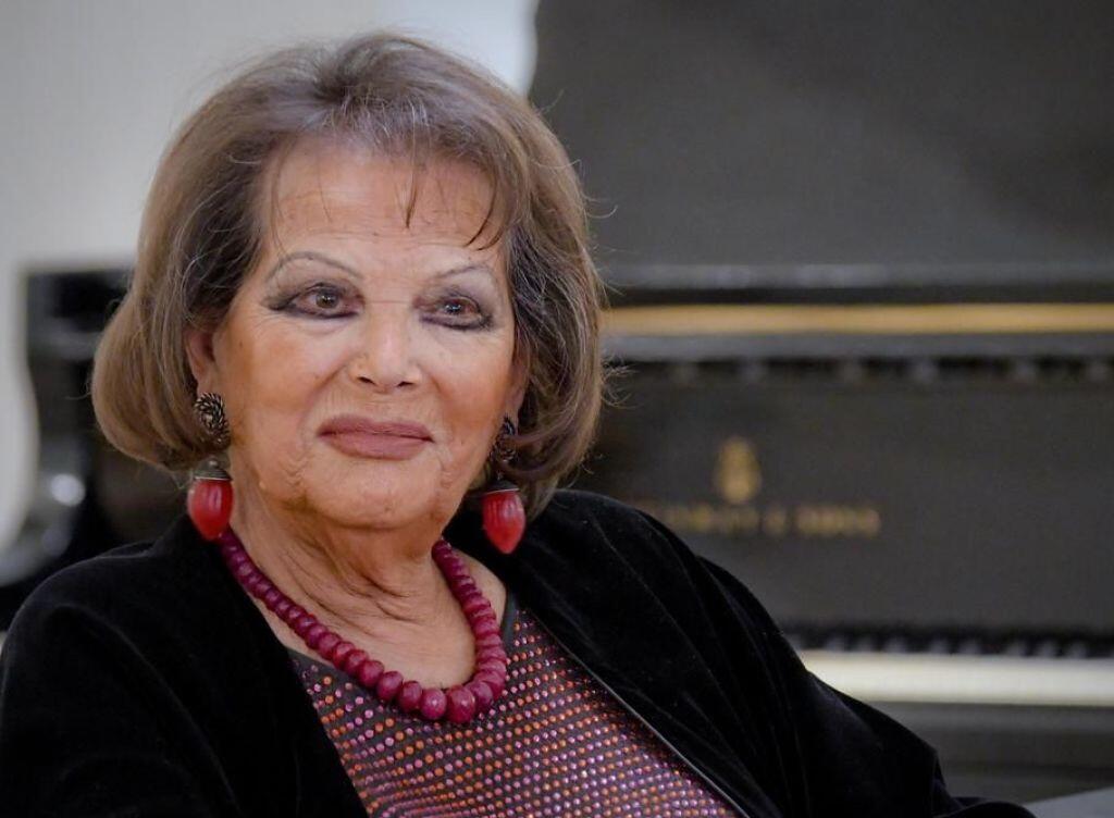 Claudia Cardinale bei einer Medienkonferenz im Theater San Carlo in Neapel, wo sie heute ihren 80. Geburtstag feiert - in einem Bühnenstück ihres verstorbenen Lebensgefährten Pasquale Squitieri. Claudia Cardinale bei einer Medienkonferenz im Theater San Carlo in Neapel, wo sie heute ihren 80. Geburtstag feiert - in einem Bühnenstück ihres verstorbenen Lebensgefährten Pasquale Squitieri.