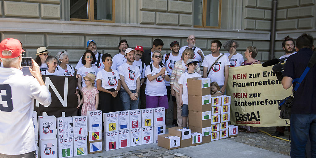 Die Unterschriften gegen die Altersreform 2020 wurden am Donnerstag bei der Bundeskanzlei in Bern eingereicht.