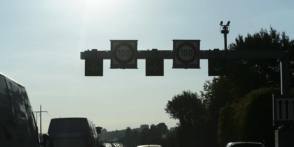 Was sich zwischen Morges und Ecublens im Kanton Waadt bewährt hat, soll auf 150 weitere Autobahnkilometer ausgedehnt werden. Die Öffnung des Pannenstreifens in Spitzenzeiten verflüssigt den Verkehr laut Bundesrat beträchtlich. (Archivbild) Was sich zwischen Morges und Ecublens im Kanton Waadt bewährt hat, soll auf 150 weitere Autobahnkilometer ausgedehnt werden. Die Öffnung des Pannenstreifens in Spitzenzeiten verflüssigt den Verkehr laut Bundesrat beträchtlich. (Archivbild)
