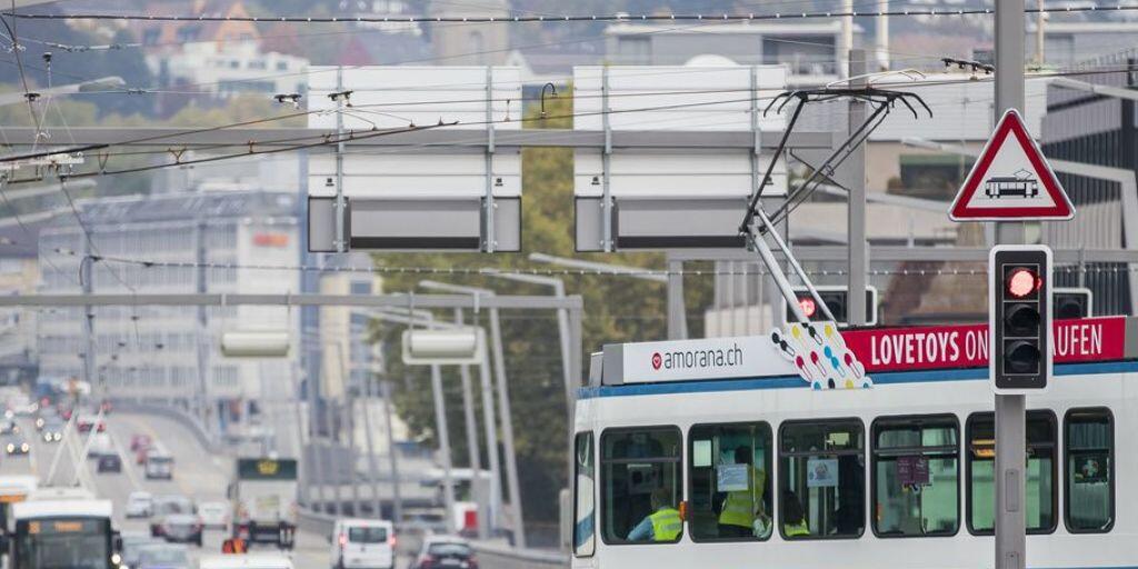 Der öV scheint in der Schweiz das Rennen gegen das Auto zu verlieren: 2017 ist die Nutzung von öffentlichen Strassenverkehrsmitteln erstmals seit zehn Jahren leicht zurückgegangen. Derweil überschritt der motorisierte Privatverkehr erstmals die 100-Milliarden-Kilometer-Grenze. (Archivbild)