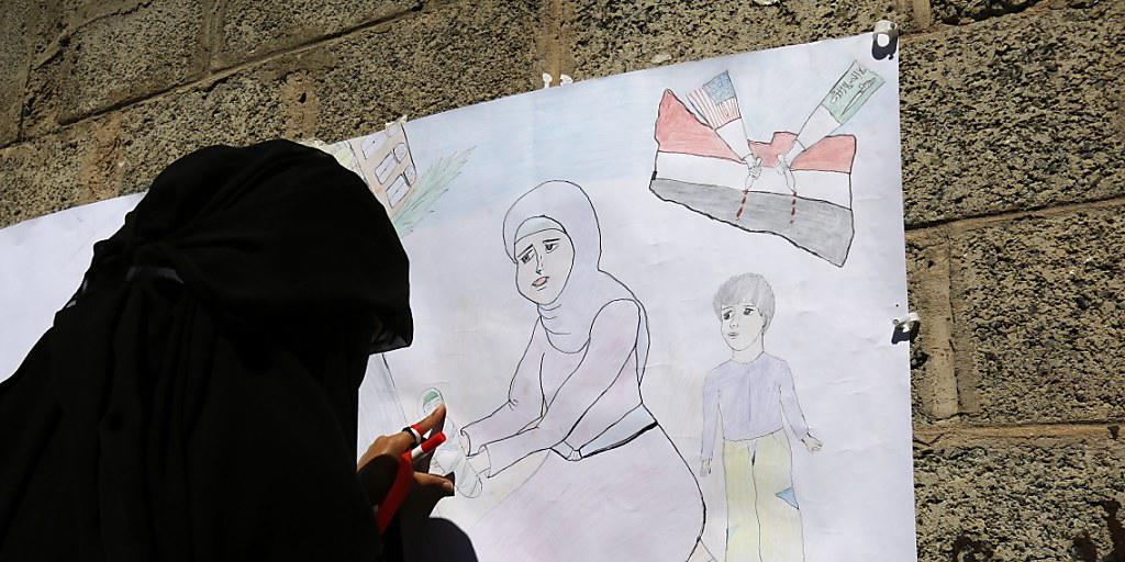 Beim UNO-Quartier in Sanaa protestieren Frauen gegen den Krieg im Jemen: Laut den Vereinten Nationen hat die Zahl der Gewalt gegen Frauen seit Beginn des Konflikts zugenommen. (Archivbild)