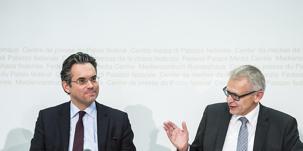 Nationalrat Olivier Feller (FDP/VD), links, und Nationalrat Leo Müller (CVP/LU) erklären, warum die Finanzkommission des Nationalrates die Landwirtschaft von Sparmassnahmen verschonen will.