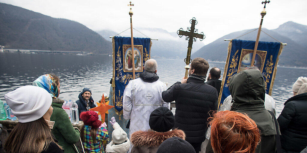 Nicht nur in Russland: Gläubige der russisch-orthodoxen Gemeinde wagen sich bei der Wasserweihe in Melide in den Luganersee. G